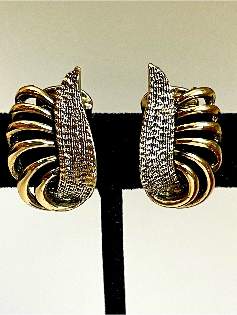 Vintage 1970s Gold Tone Ribbon Hoops Clip Earrings Flame Modernist Statement EUC